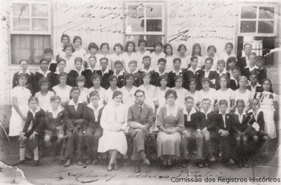 1ºGrupo Escolar- Grupão de madeira- Os formandos de 1932.jpg