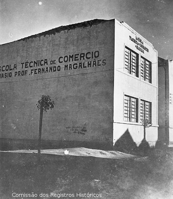 Escola Prof. Fernando de Magalhães.jpg