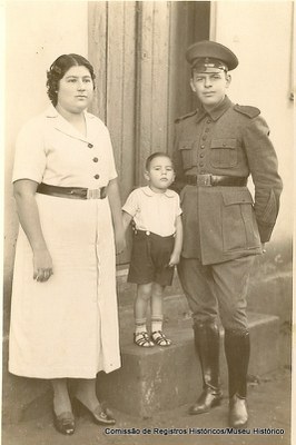 Sargento Izaías Rodrigues Martins com a esposa Luiza Gomes Martins e o filho Osias..jpg