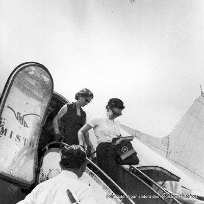 002 Baile do Algodão - Chegada de Marion e Carmelia Alves da Radio Nacional - 1952.jpg