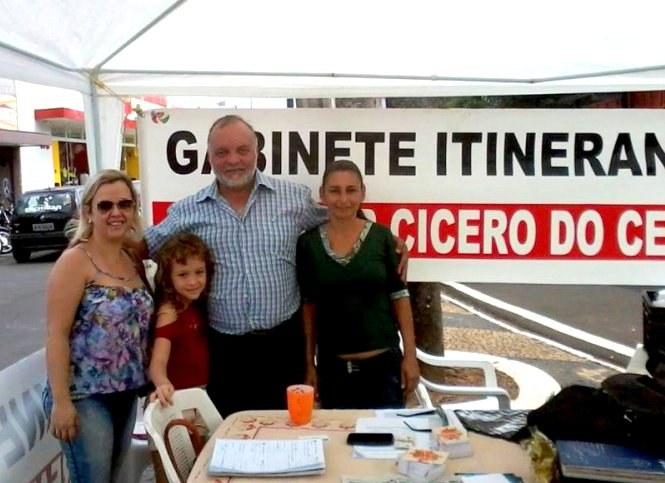 Cícero do Ceasa monta gabinete itinerante no centro de Marília e conversa com a população
