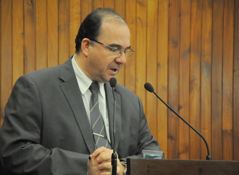 Vereador Custódio reivindica praça pública 