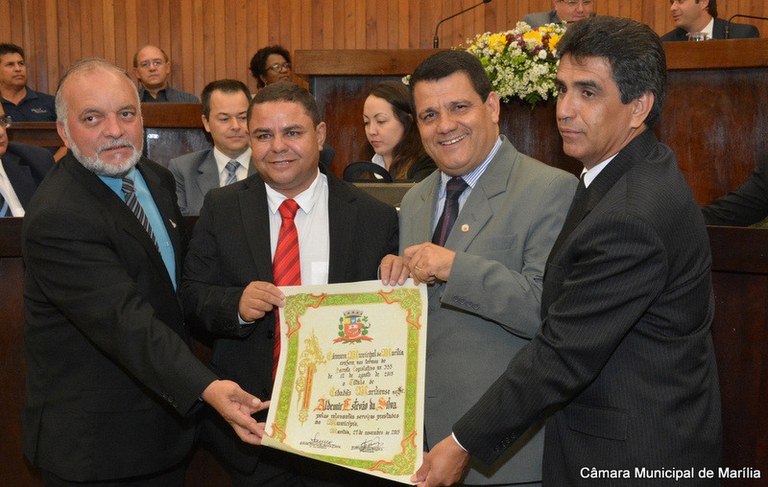 Emoção marca entrega de título de Cidadão Mariliense para Aldemir Estevão da Silva