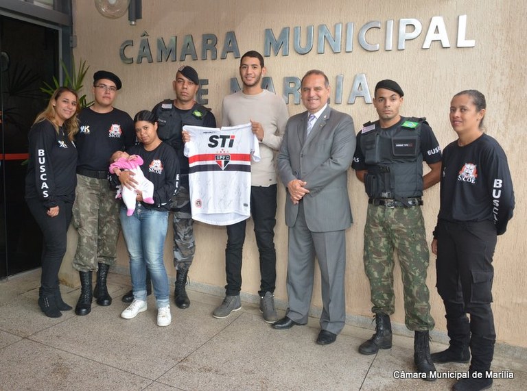 Através do vereador Damasceno, mariliense do São Paulo doa camiseta para ação social