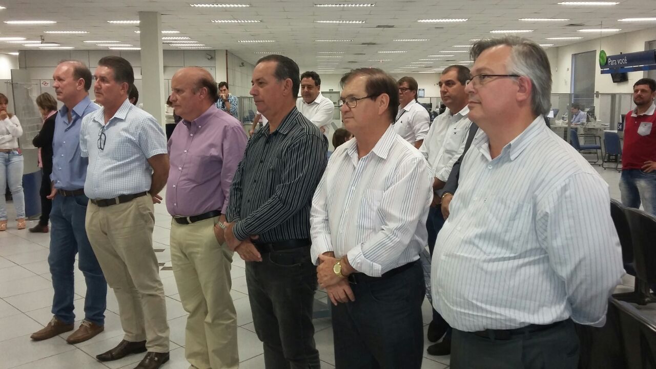 Vereadores participam de entrega de contratos aos mutuários de novo residencial de Marília