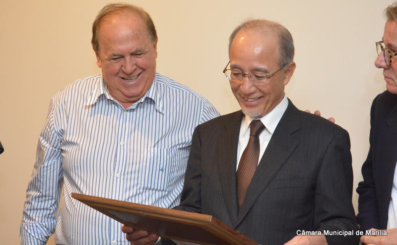 Presidente Herval Seabra concede título de  Visitante Ilustre para executivo da Harald