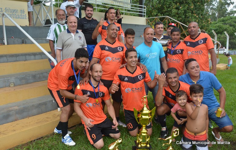 Vereador Luiz Eduardo Nardi entrega premiação à equipe vencedora do torneio do Country Club