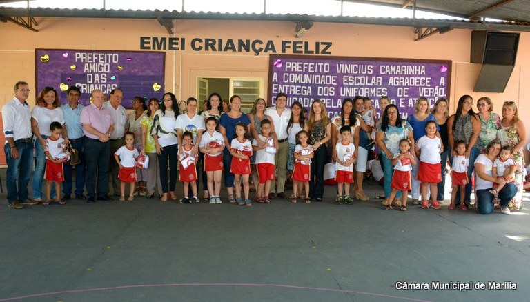 Presidente Herval Rosa Seabra e vereadores participam de entrega de uniformes em Emei