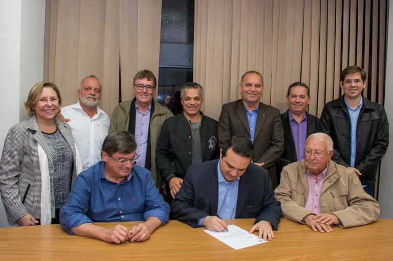 Em reunião com vereadores, deputado anuncia recursos para Marília