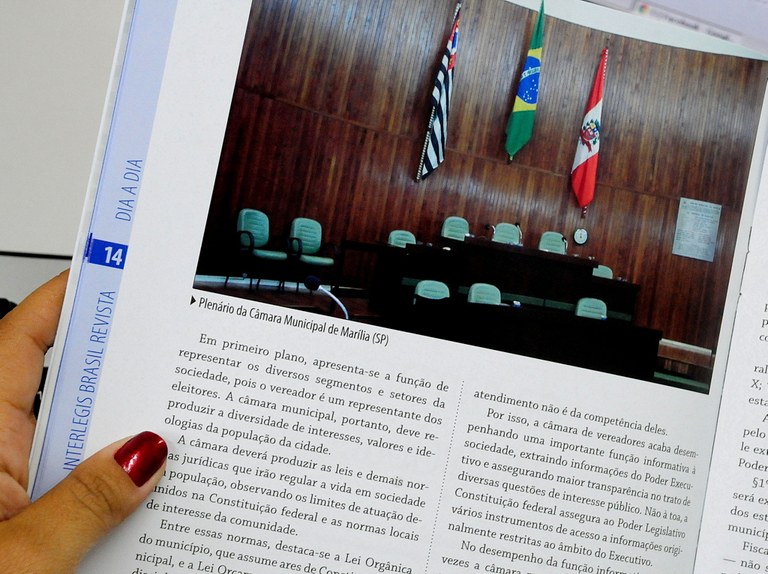 Plenário da Câmara de Marília ilustra revista de circulação nacional 