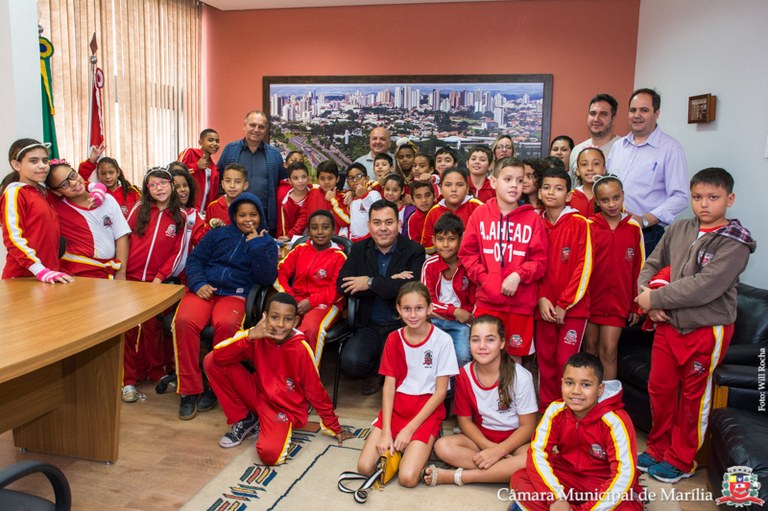 Alunos da rede pública de ensino visitam a Câmara e pesquisam a história política da cidade
