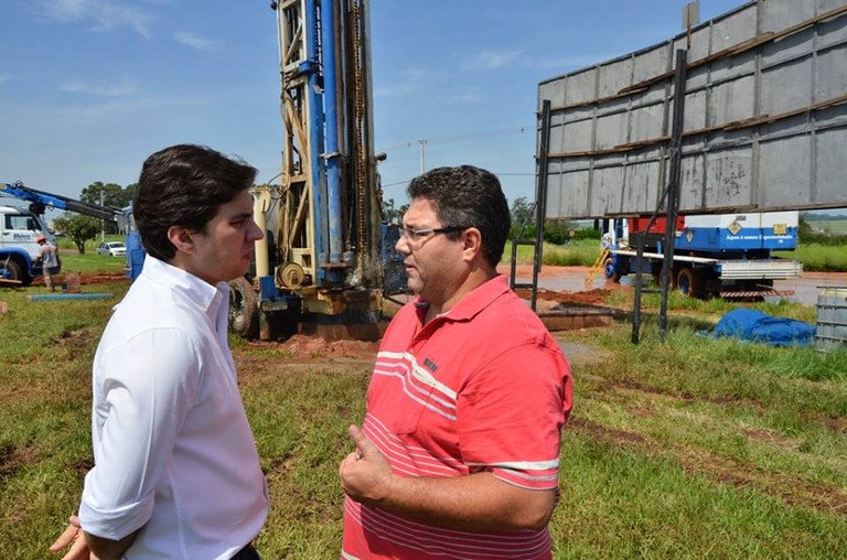 Samuel da Farmácia vistoria perfuração de poço junto com prefeito Vinícius Camarinha