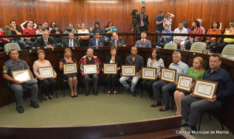 Dez trabalhadores são homenageados pela Câmara durante sessão solene