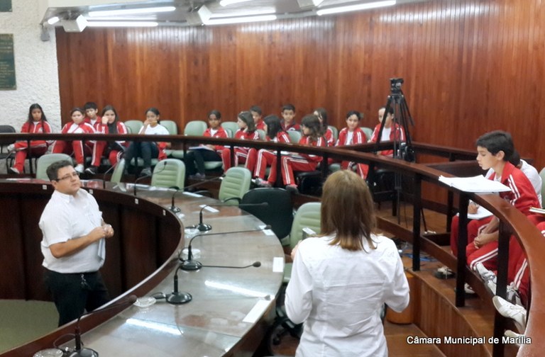Alunos municipais são recebidos na Câmara pelo vereador Samuel 