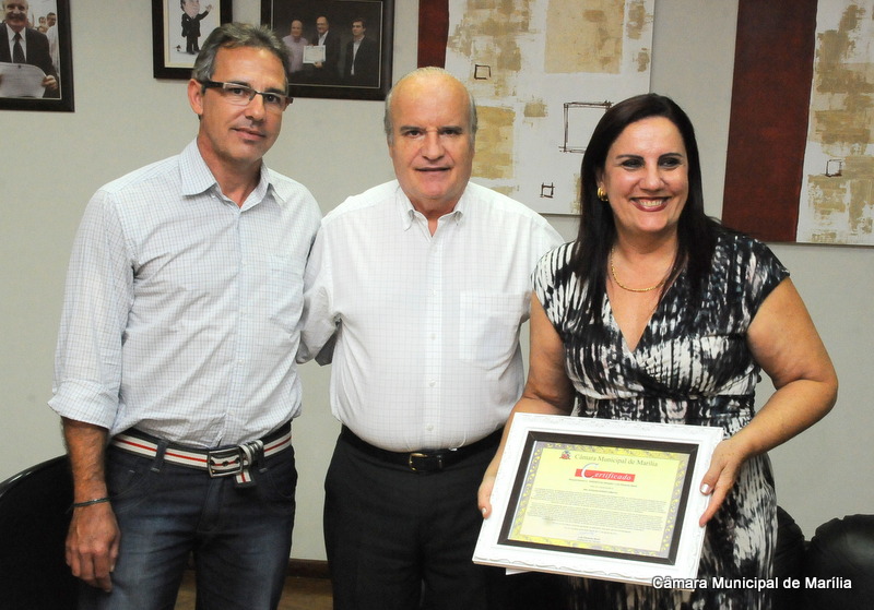 Dra. Rossana leva para a Itália certificado de congratulações da Câmara de Marília