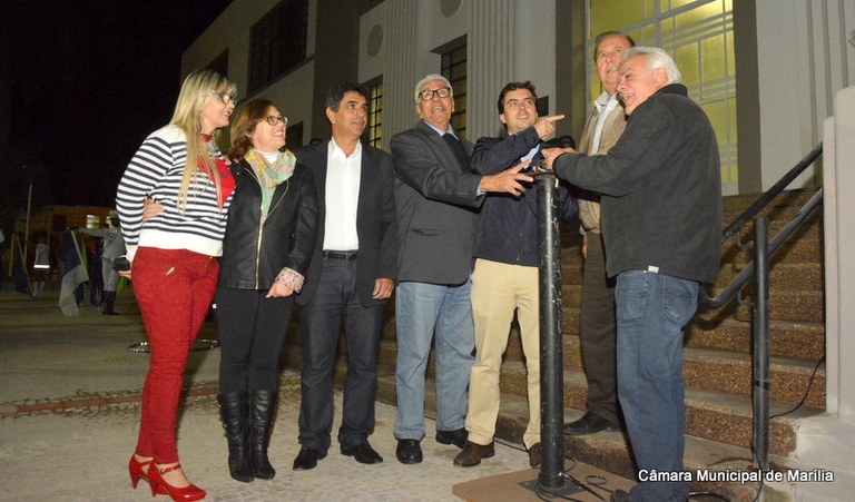 Famílias ganham opção de convivência com a nova  iluminação da Praça das Bandeiras, frisam vereadores