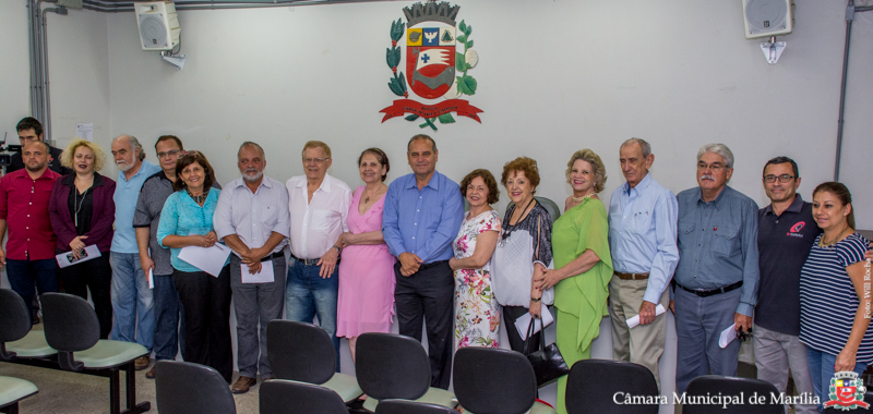 Com presença da autora do Hino de Marília, presidência apresenta membros de comissão