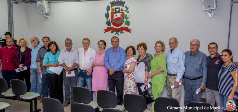 Com presença da autora do Hino de Marília, presidência apresenta membros de comissão