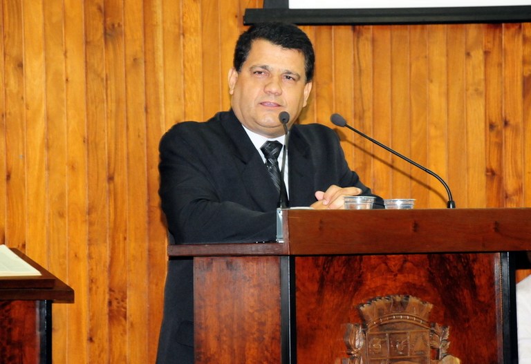 Menezes quer mudança em contratações de obras públicas