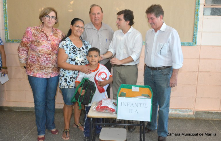 Presidente da Câmara Municipal e vereadores prestigiam entrega de uniformes de inverno