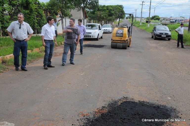 Prefeito atende pedido de Samuel da Farmácia e recupera ruas de bairros