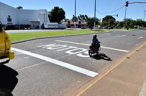 Vereador Harada solicita estudos para implantar faixa para motos em semáforos