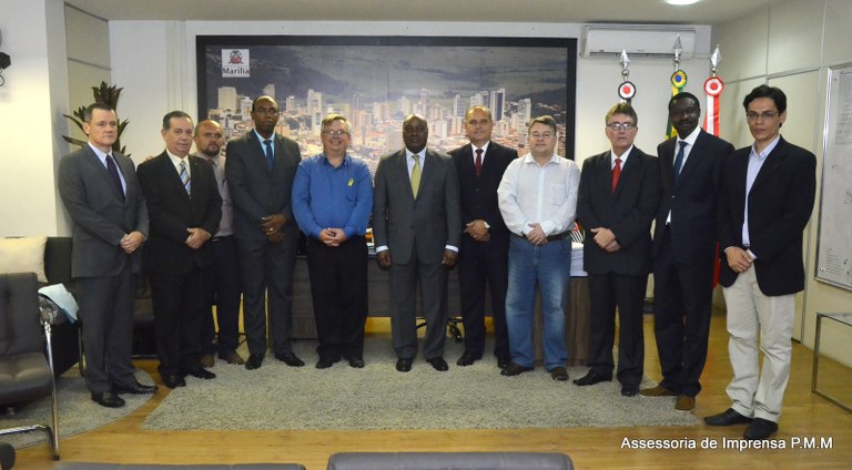 Vereadores recepcionam embaixador da Costa do Marfim e entregam certificado de Visitante Ilustre