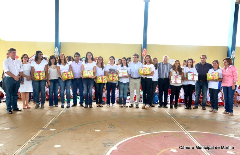 Vereadores acompanham entrega de kit escolar e  falam sobre a saúde bucal na rede municipal 