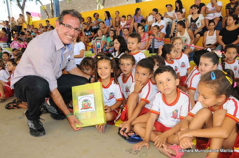 Vereador Bassiga Goda elogia a iniciativa de distribuição de kits escolares