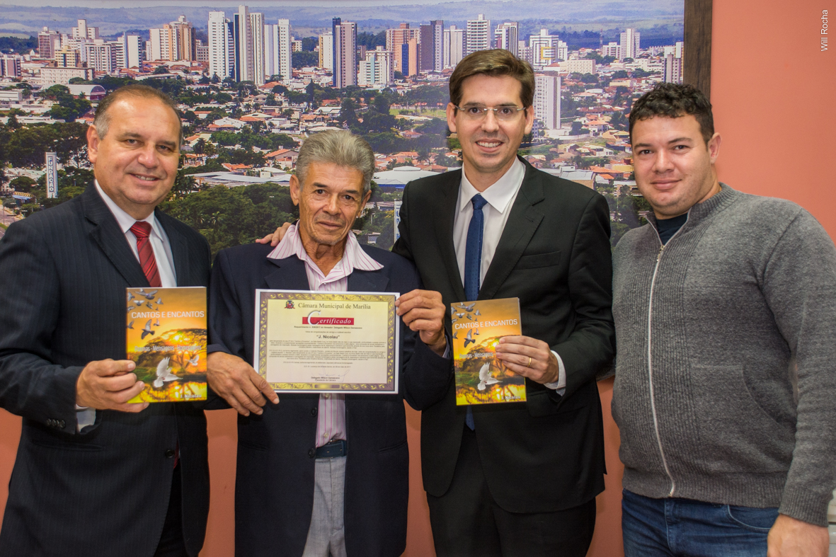 Escritor J. Nicolau lança mais um livro e recebe homenagem do presidente Delegado Damasceno