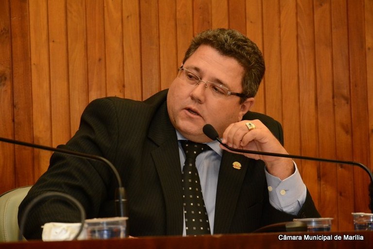 Melhorias na camada asfáltica é solicitada em requerimento do vereador Samuel 