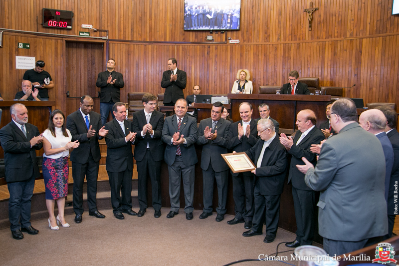 Dom Osvaldo Giuntini recebe homenagem da Câmara