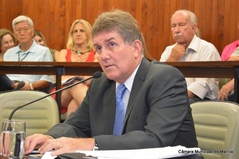Requerimento de Marcos Rezende a Walter Ihoshi  pede emenda para recapeamento em Marília
