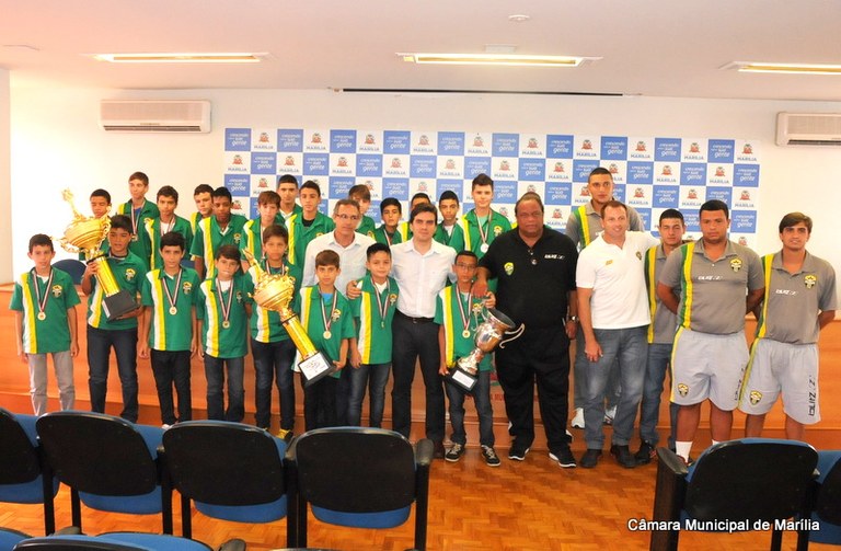 Bassiga acompanha equipe de futebol que foi homenageada pelo Prefeito 