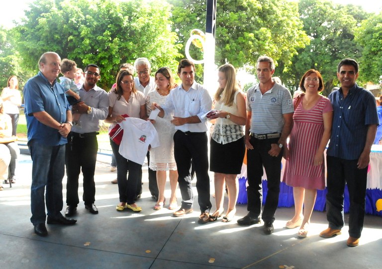 Vereadores prestigiam a entrega de uniformes escolares