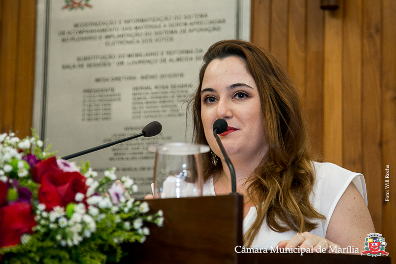 Delegada titular da DDM, Viviane Sponchiado, discursa na tribuna da Câmara.
