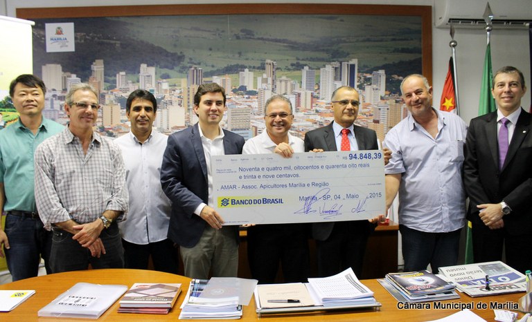 Vereadores defendem valorização da apicultura e acompanham entrega de cheque de R$ 94,8 mil