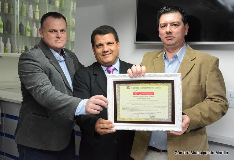Vereador José Menezes entrega certificado de congratulação para EFAC