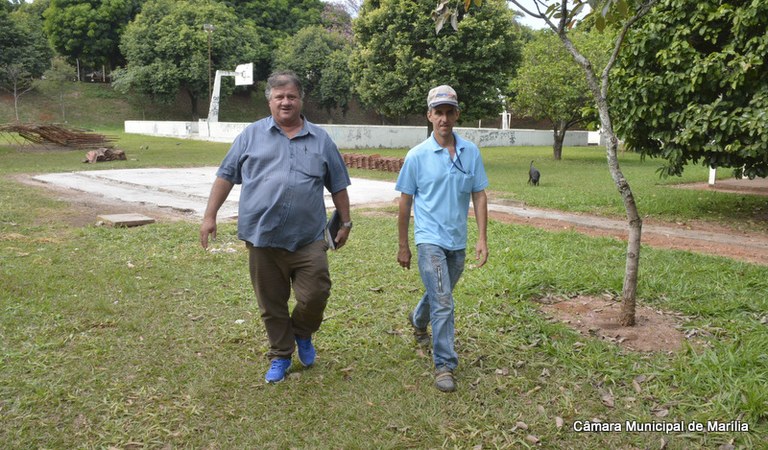Vereador Marcão Eletricista vistoria obras de remodelação no poliesportivo Santa Antonieta