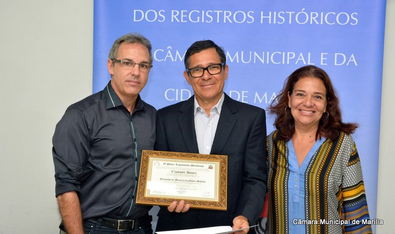 José Bassiga Goda entrega certificado de Visitante Ilustre para neto do 1º prefeito de Marília