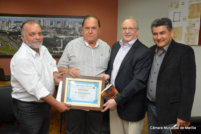 Câmara de Marília entrega título de Visitante Ilustre para pesquisador francês Max Butlen