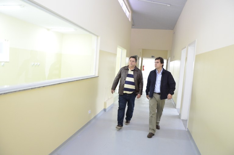 Samuel da Farmácia e prefeito Vinícius acompanham fase final de obra da UPA