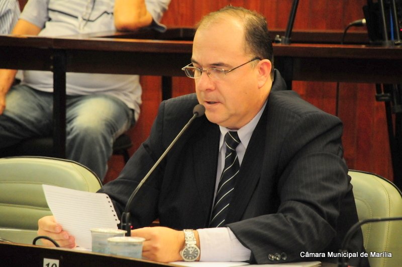 Marcos Custódio reivindica à administração melhoria nas ruas dos jardins Comerciários