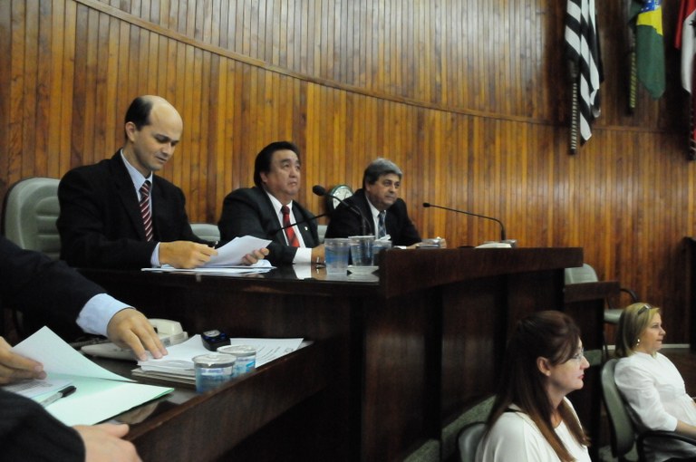 Câmara aprova projetos e rejeita contas da Prefeitura