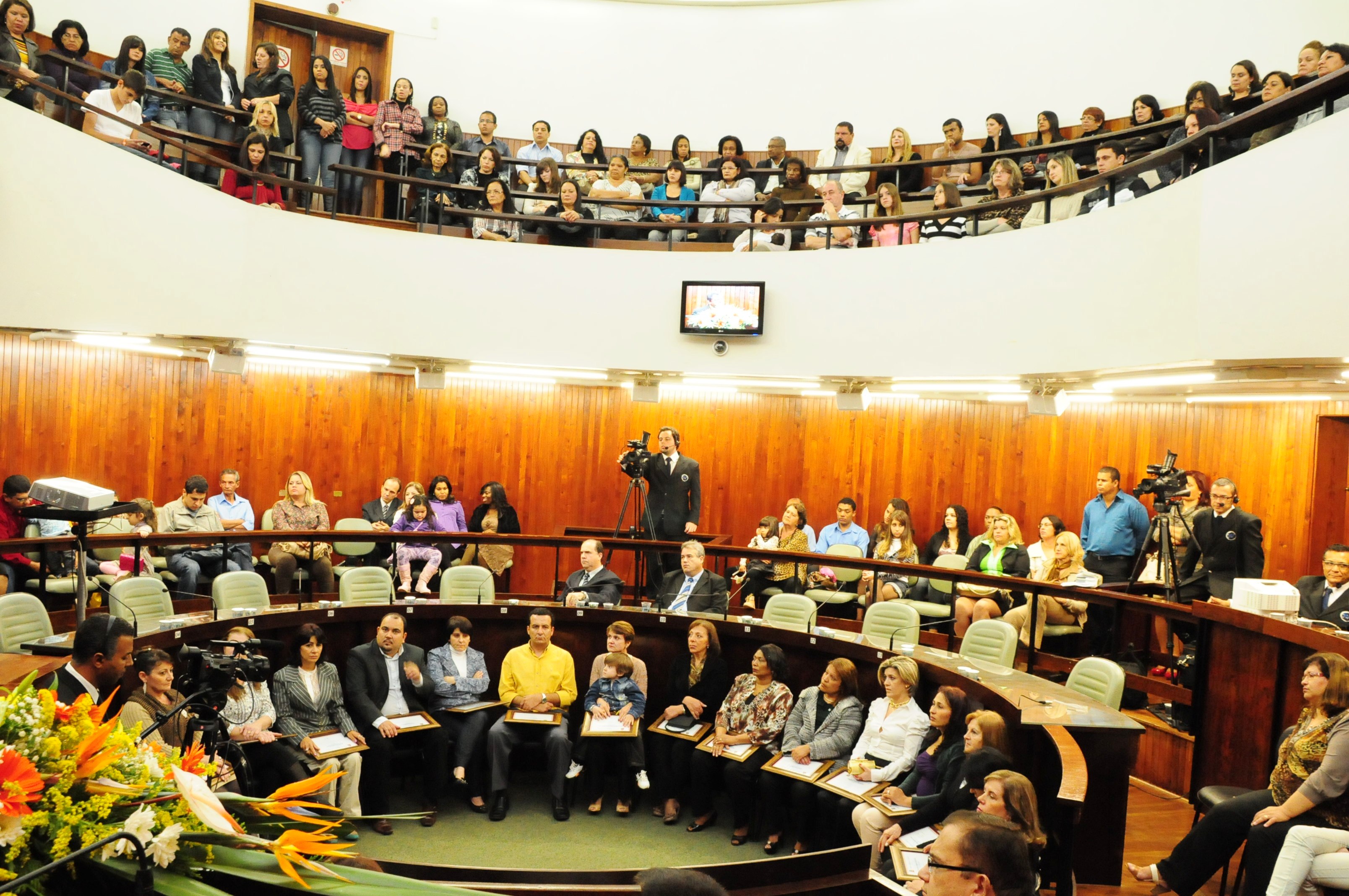 Funcion&aacute;rios da sa&uacute;de s&atilde;o homenageados em noite solene