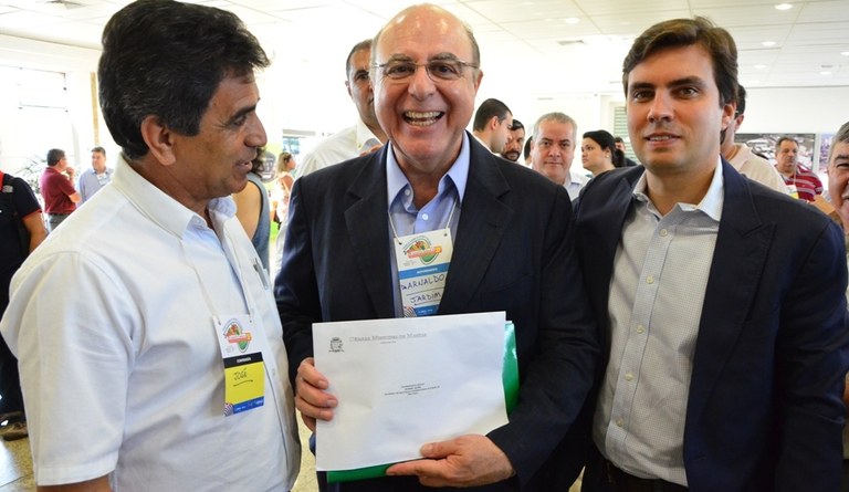 Vereador Capacete entrega pedido para recuperação de vicinal ao secretário estadual da Agricultura