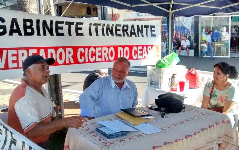 Vereador Cícero do Ceasa monta gabinete itinerante no centro para atender população
