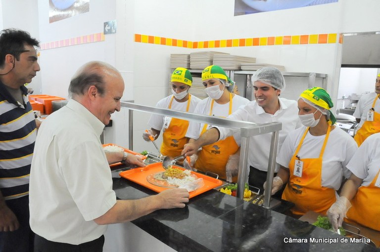 Presidente Nardi e vereadores acompanharam apresentação do Bom Prato