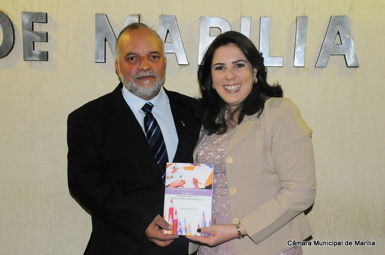 Vereador Cícero homenageia professora Marta Tomé pelo livro publicado