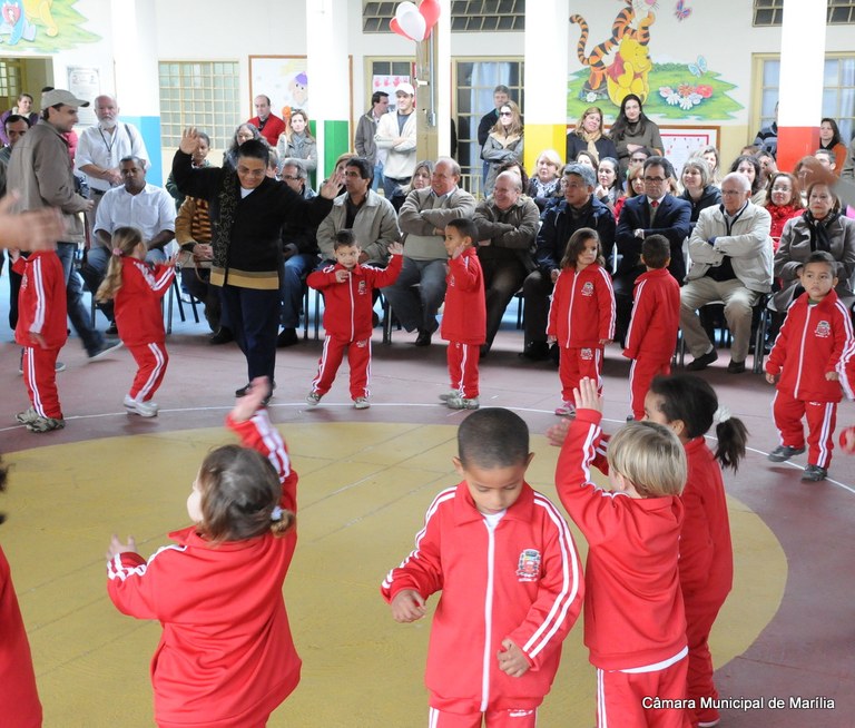 Vereadores participam de entrega dos uniformes de Inverno